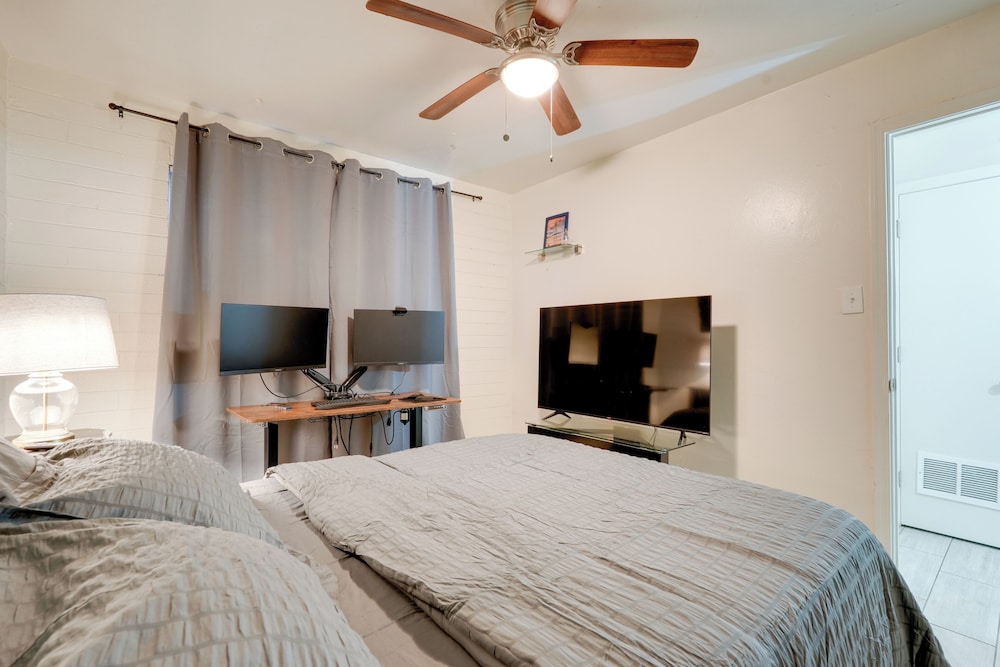 3 Mi to Dtwn Phoenix: Apt w/ Shared Patio