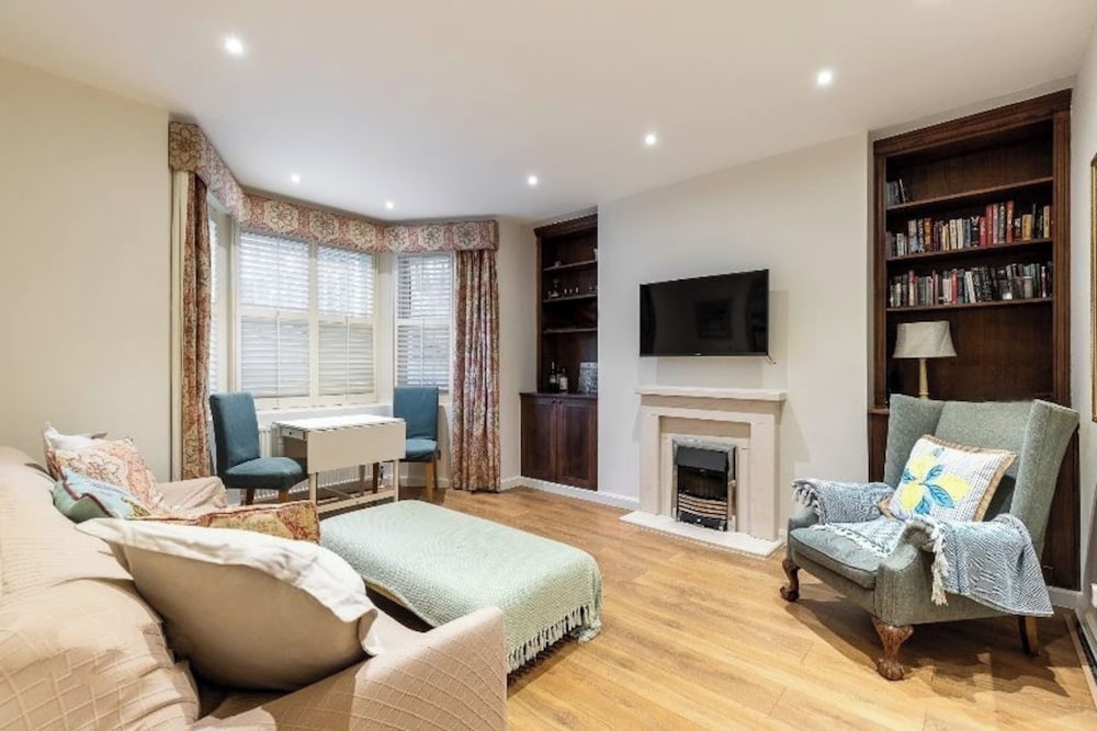 Elegant Two Bedroom Flat in Redcliffe Gardens