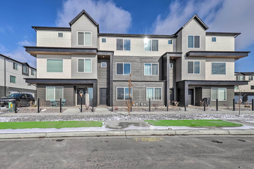 Modern Mountain Townhome - Ski Nearby view 3