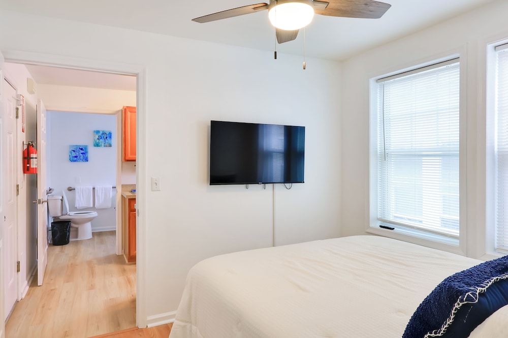 Walk to Downtown & Beach: Ocean Grove Apartment!