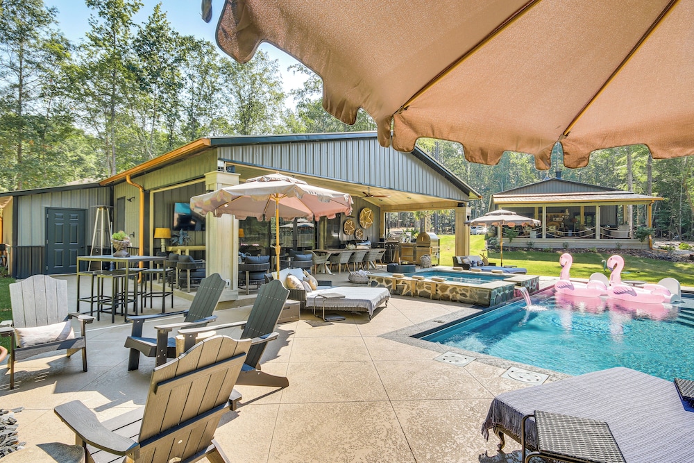 Lake Murray Studio w/ Pool & Hot Tub in Prosperity