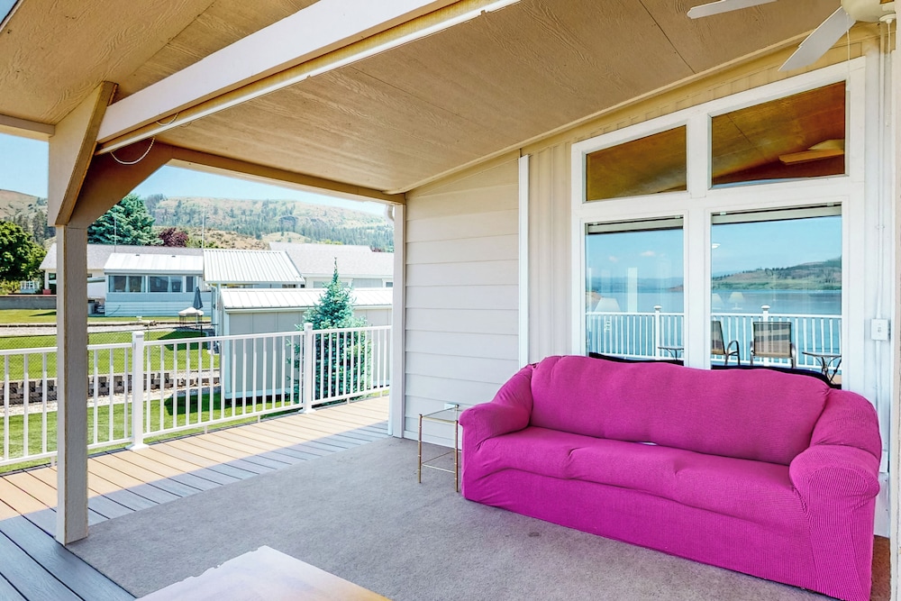 Paradise Point: Lakefront Escape w/ Views