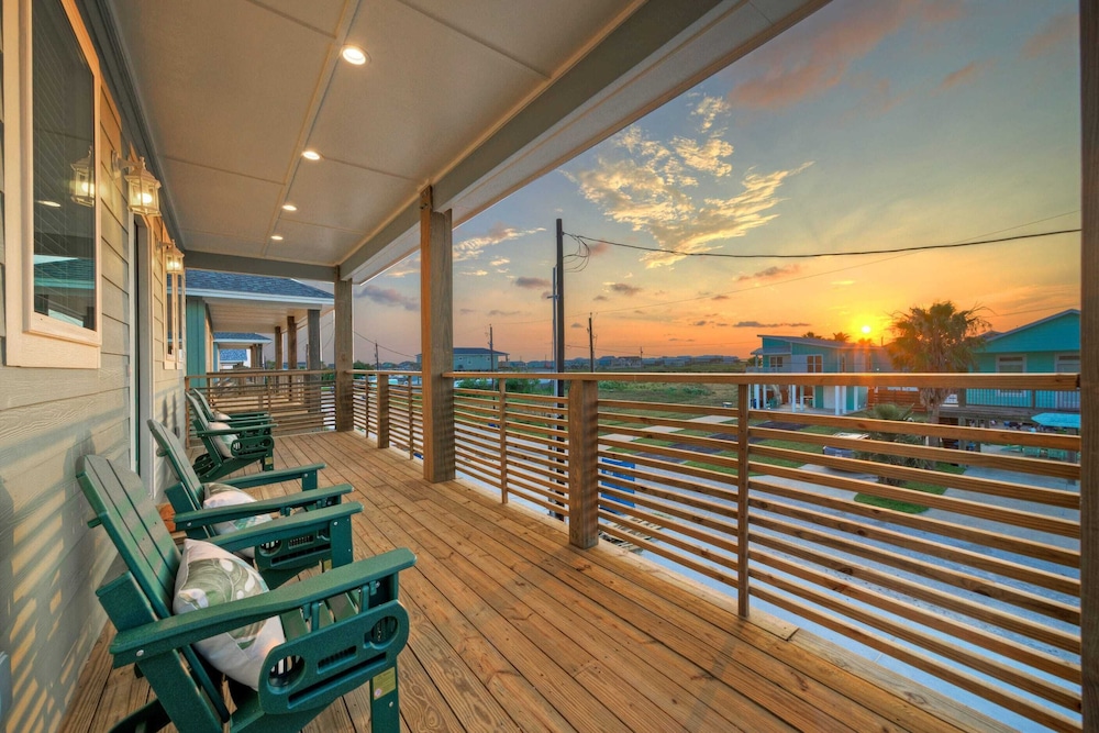 Pool, Firepit + Golf Cart Zone + Near Beach Looney Dunes by Avantstay