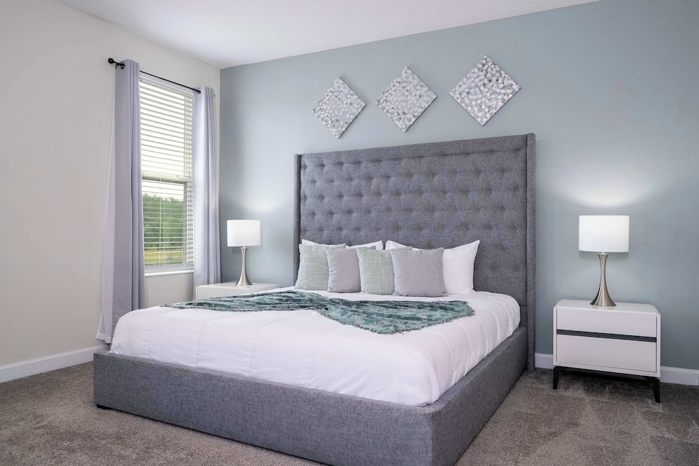 Stunning Game Room & Pool Jacuzzi Storey Lake 2799