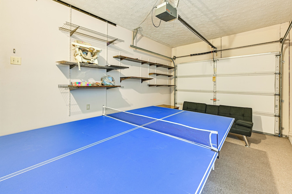 Family Home w/ Ping-pong & Fire Pit in Lexington