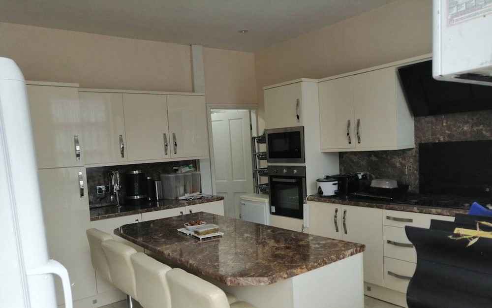 Room-charming Bradford Room to Rent With