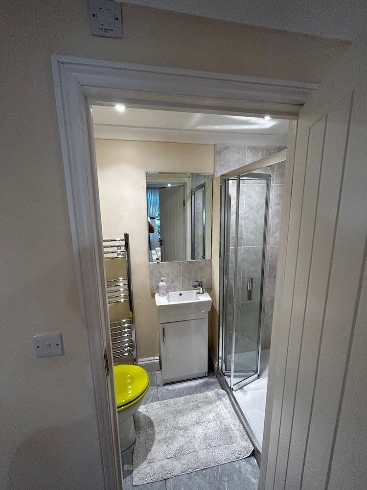 3 Bed Cottage Retreat - Private Garden & Parking
