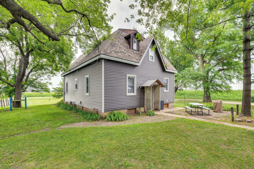 Charming Eagle Grove Farmhouse w/ Patio! view 4