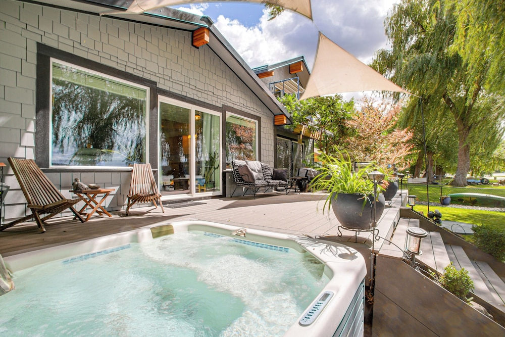 Hot Tub, Deck & Mtn Views: Nine Mile Falls Duplex