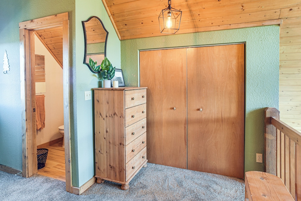 Hot Tub & Peak Views: Cripple Creek Cabin
