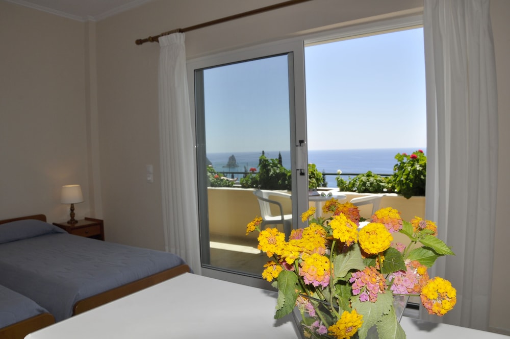 Pelagos Apartments en Corfu — balance & terrace