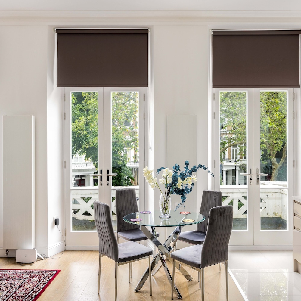 Balcony South Kensington Luxury 2 bed Apartment