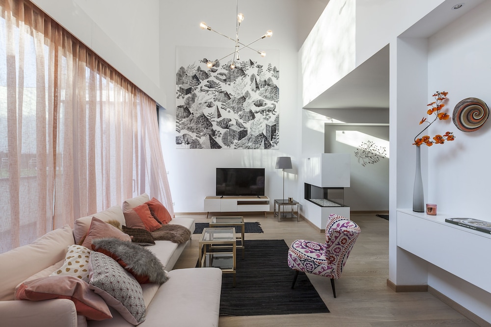 Unit 5 - Trendy Smart Home Triplex Private Garden & Parking