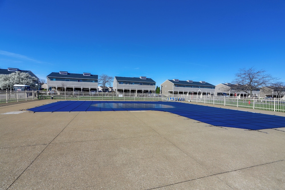 Boat Slip & Pool Access: Oak Harbor Haven!