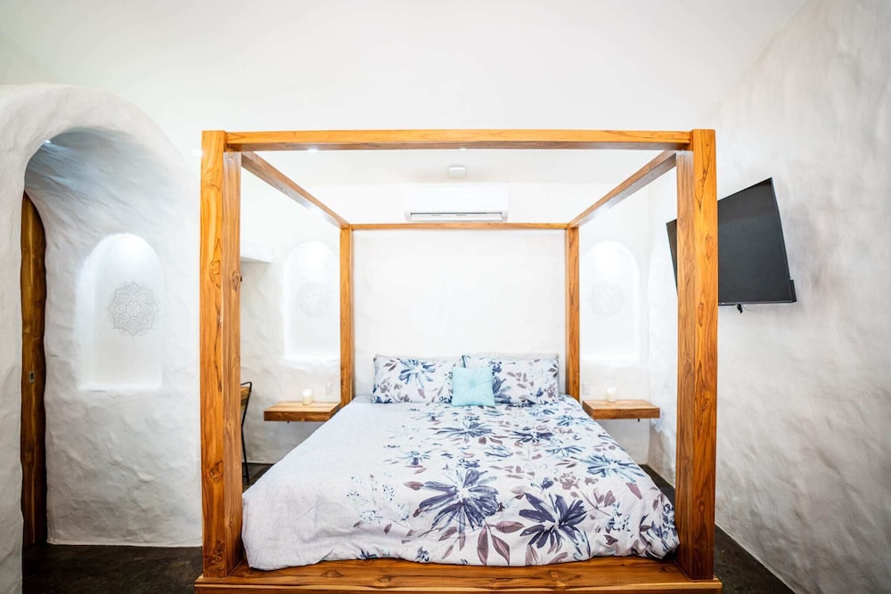 Bohemian Tropical Villa with a Tiki-Style Swimming Pool & Swim-Up Bar with an Attached Studio Apartment