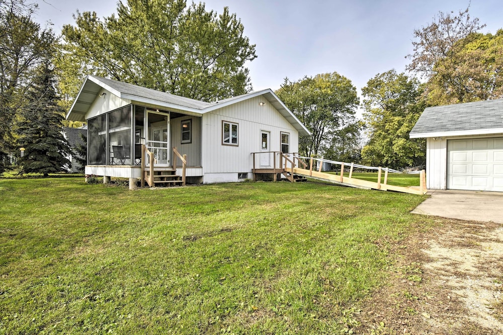 Charming Neenah House w/ Porch on Lake Winnebago! view 5