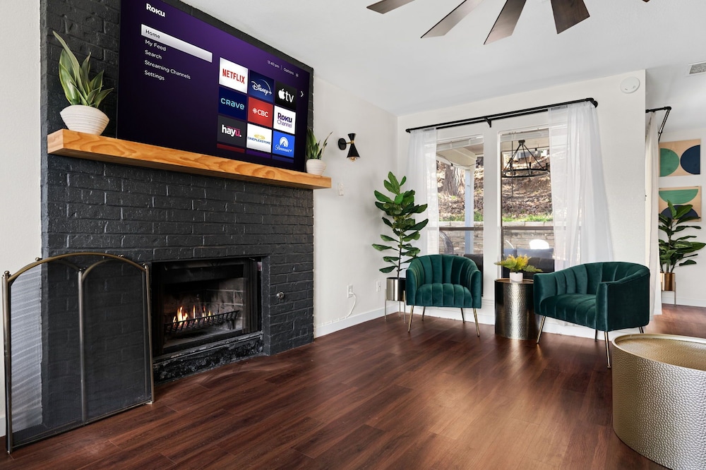 Hillside 3BR KingClose to DT Domain Q2