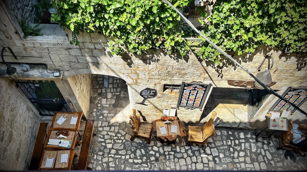 Apartments & Rooms Tiramola