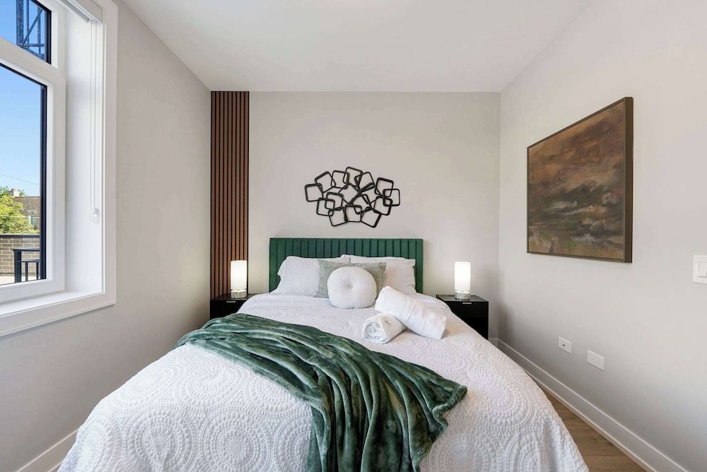 Modern 2br2ba Condo Free Parking and Balcony
