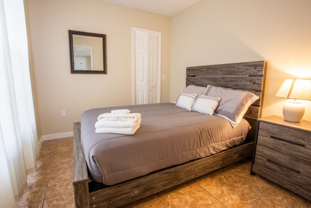 Cheerful 5 bed - 4 Bath Spacious Home