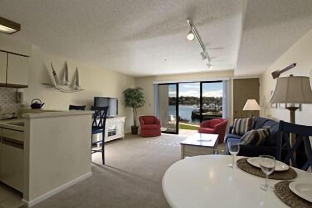 Edgewater Inn- Charlevoix