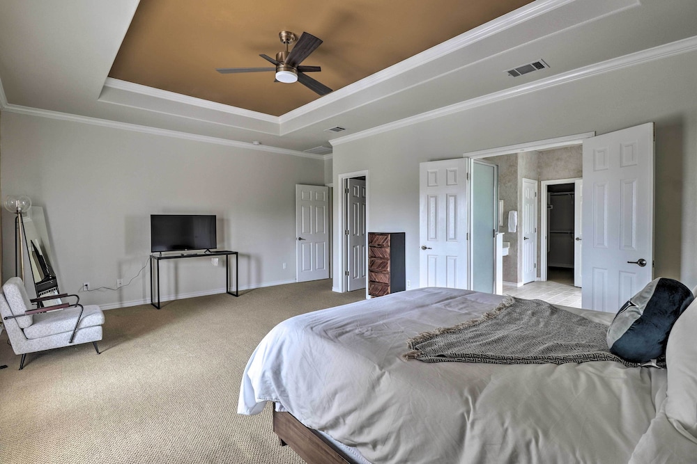 Airy Villa in Austin w/ Badminton/volleyball Court view 4