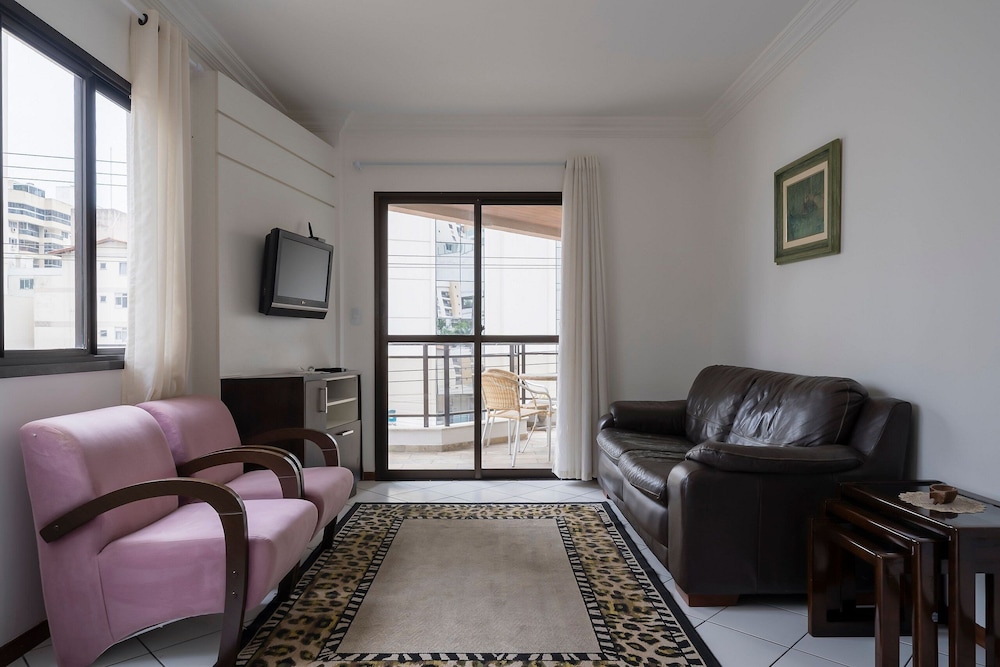Apartment w Balcony 250m From Praia Central Erj101