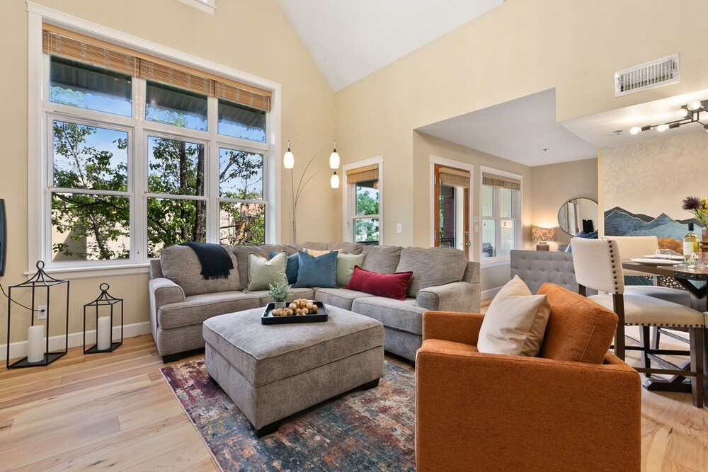 Royal Perch - Loft With King Suite + Vaulted Ceilings
