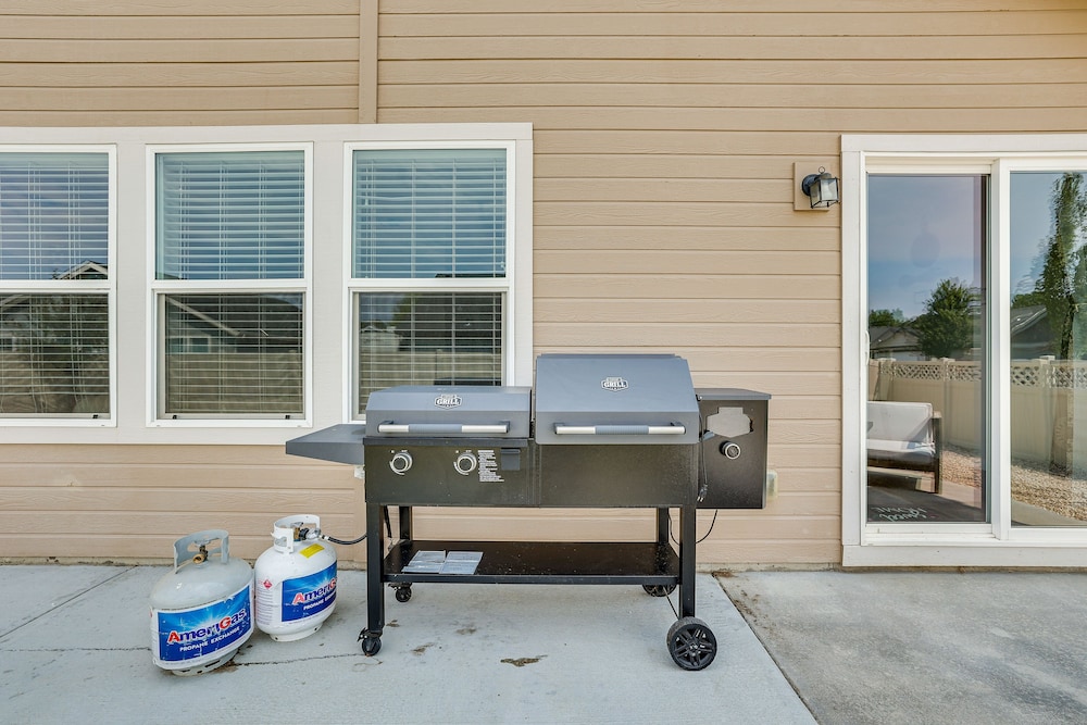 Meridian Retreat w/ Pool Table, Fire Pit & Grill view 4
