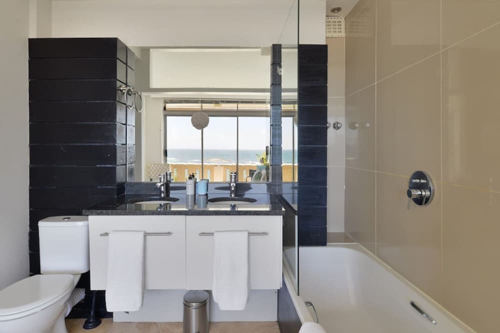 Top-floor 2-bed Beachfront Sunny Camps Bay Views