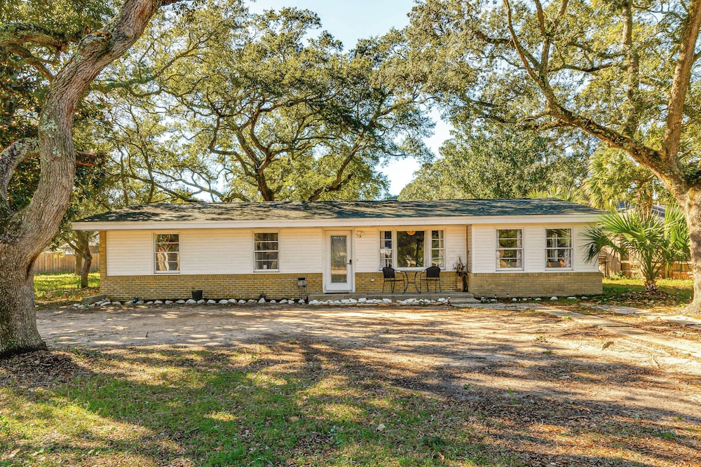 4 Mi to Beach: Spacious Fort Walton Beach Retreat!