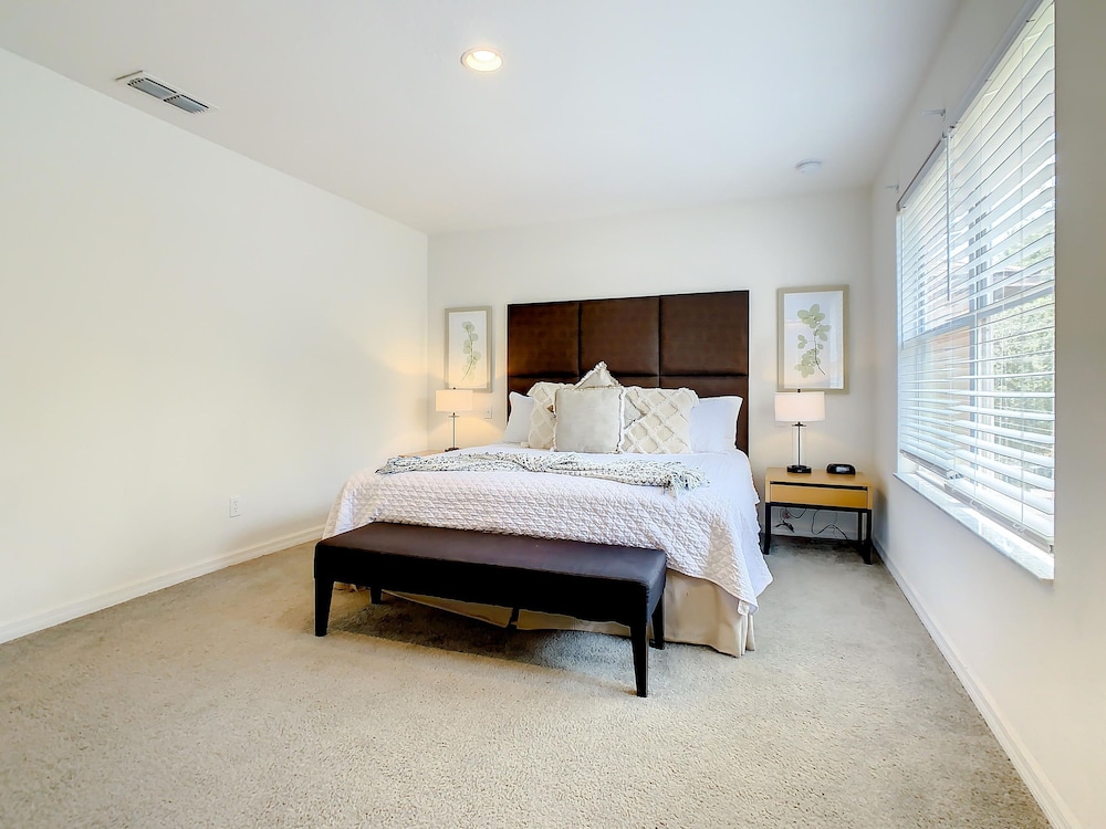 Luxury Townhome Near Disney w Resort Amenities