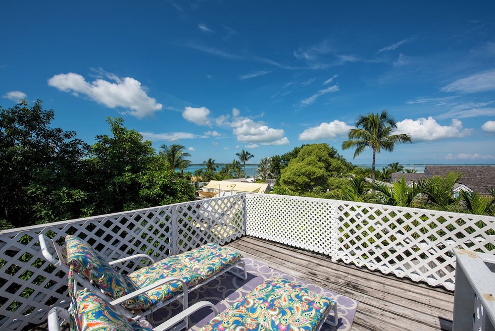 Island Serenity: Charming Watercolor Cottage Near Beach