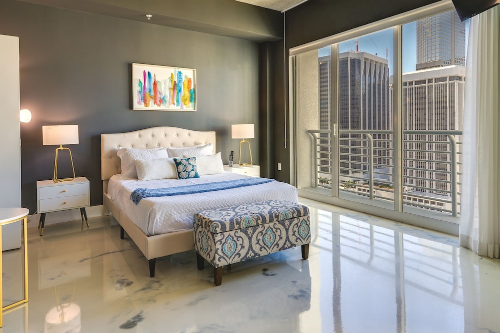 Luxe Downtown Miami Apt: Balcony, Pools, City View