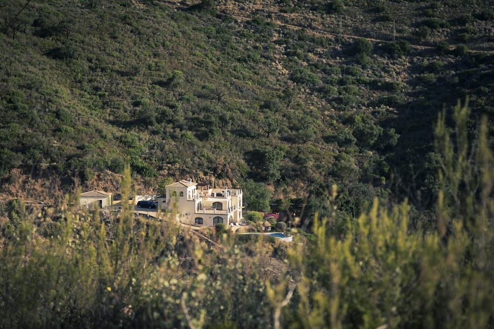 Luxurious 5 Bedroom Villa With Waterfall Closeby