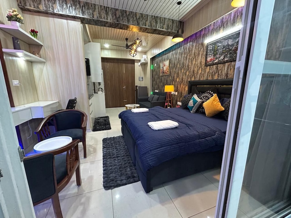 Spacious 1bhk for 6 Guests King & Sofa Beds Zirakpur,chandigarh,mohali,tricity