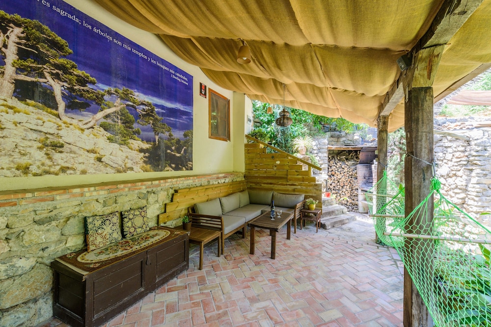 La Casita con jardín frente a la cascada