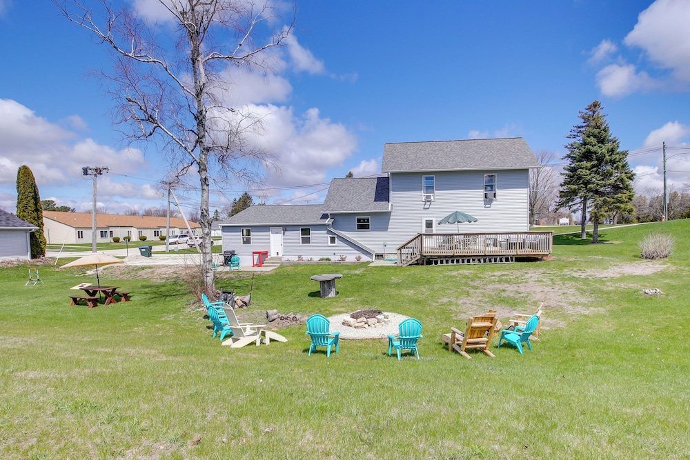 Algoma Retreat: Near Beach, Game Room, Yard