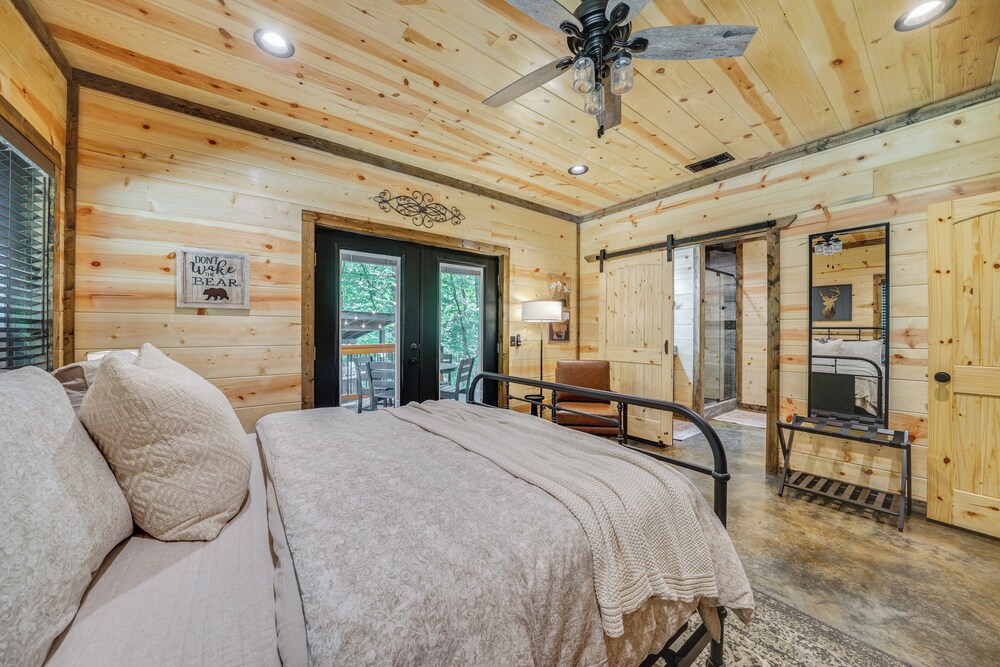 Upscale Broken Bow Cabin: Hot Tub & Fishing Pond! view 3
