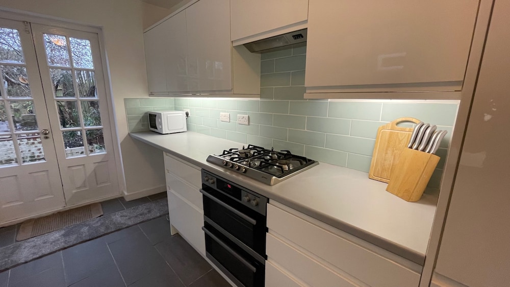 House - Sleeps 6 - Garden - Parking