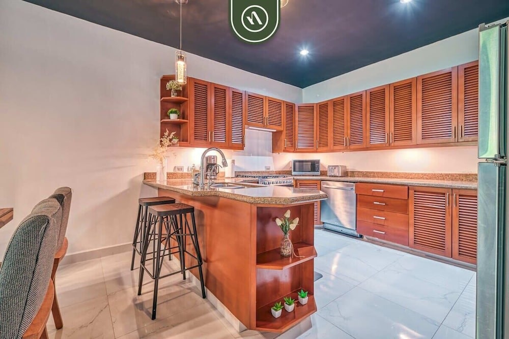 Modern 2BR Condo in Old Town - Private Terrace