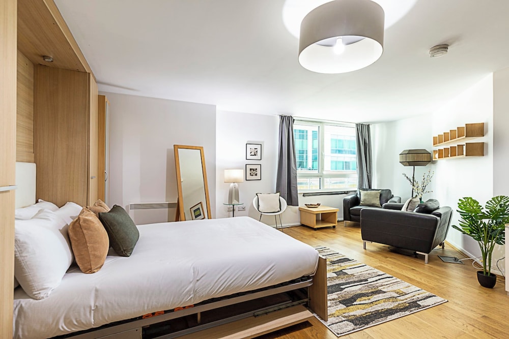 Modern Studio Apartment - St Georges Wharf view 4