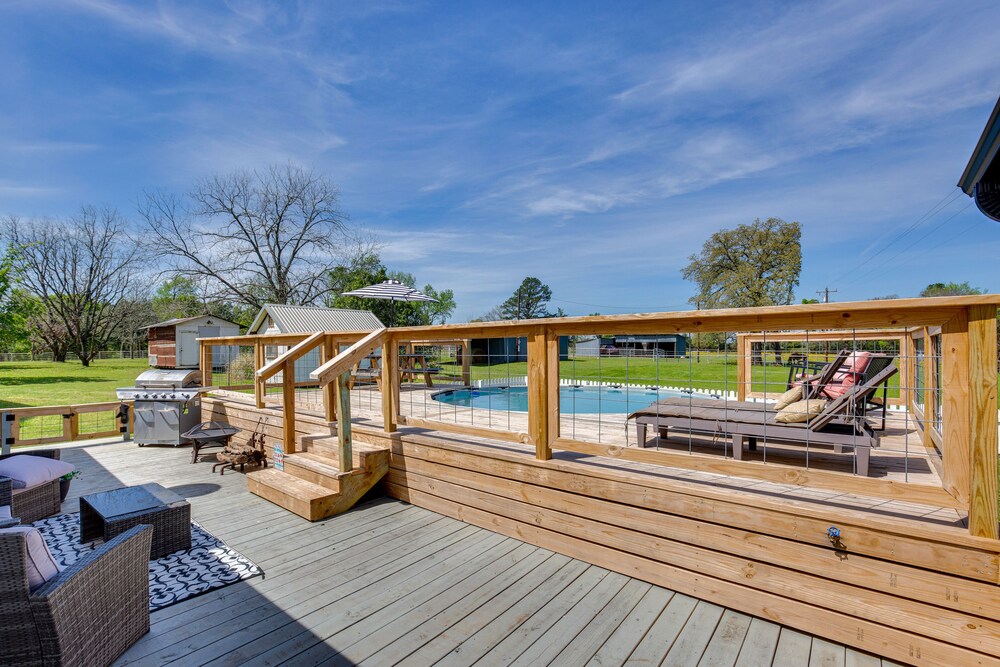 Grapeland Farm Retreat w/ Pool, Grill Fire Pit - Property Image 7