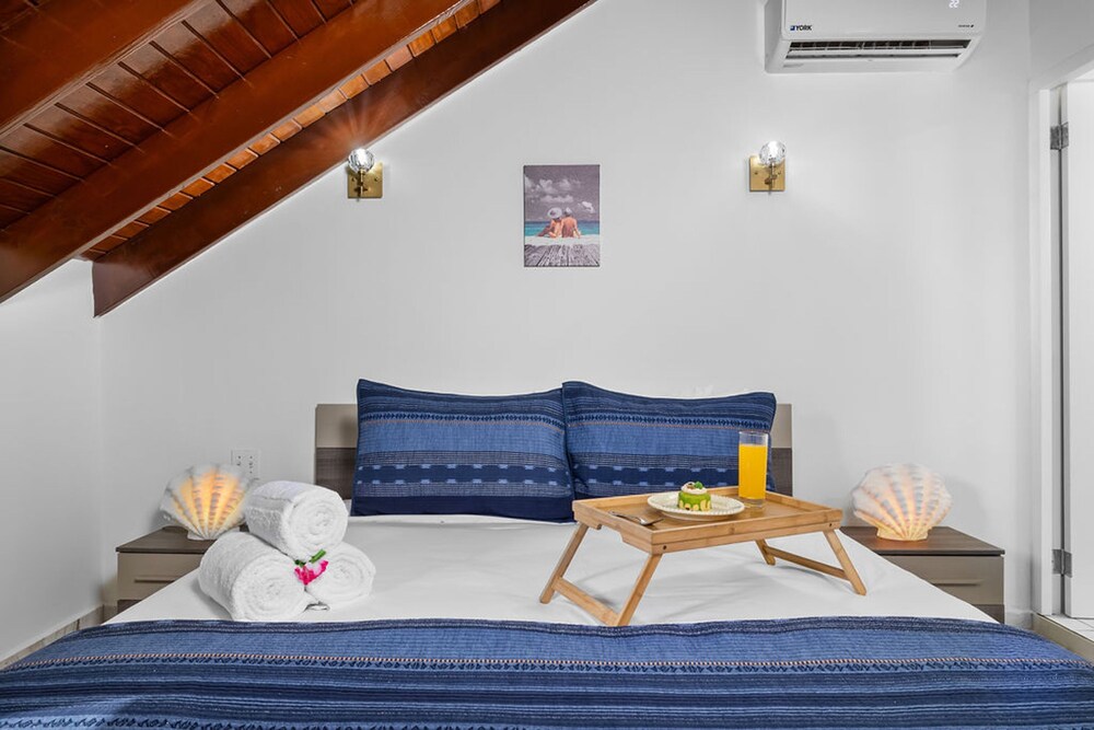 Spacious Renovated House Prvt Pool 5 min to Bch