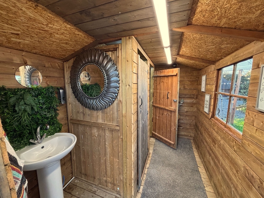 Hobbit Haven Hot Tub and Countryside Bliss