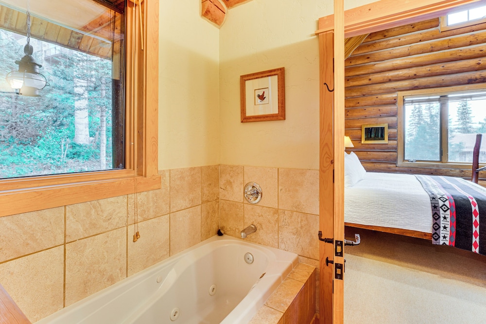 Stunning Views! Ski-in/out Mountain Village Cabin