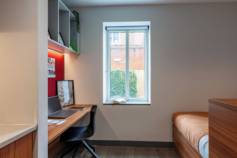 Students Only Straits Egham - 40 mins to Waterloo - Direct Bus to Heathrow