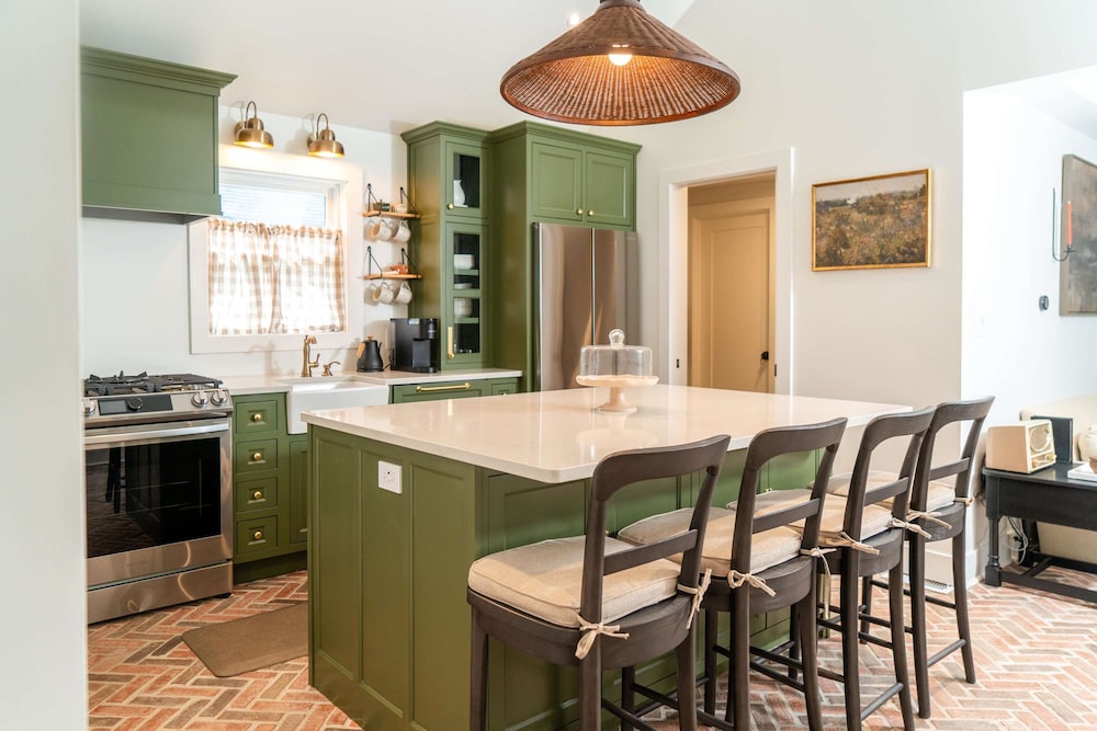 Magnolia Manor - Remodeled Home Near Downtown