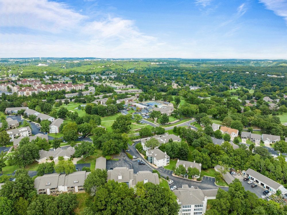 Bluffs Oasis 2 Bedroom Condo by RedAwning