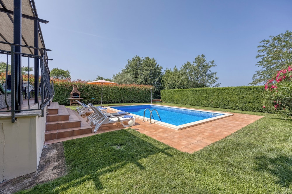 Villa Kristina With Pool